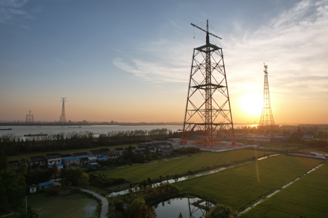 385米世界最高输电铁塔封顶，比埃菲尔还高60米，中国共创造7项纪录