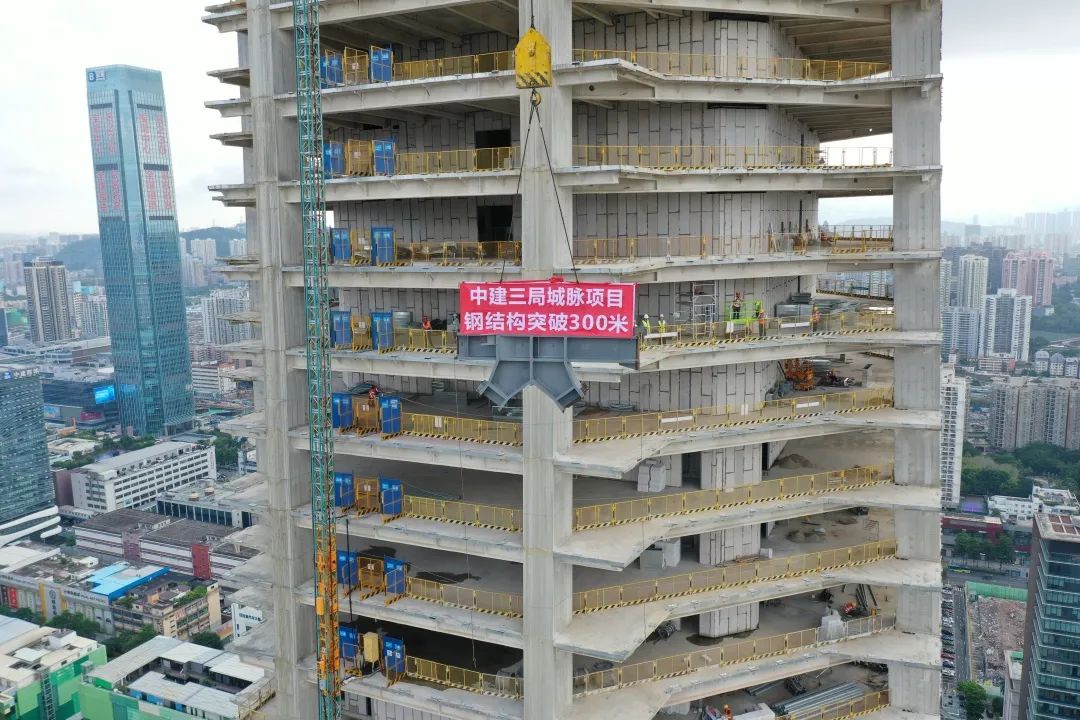 深圳在建第一高楼钢结构主体框架冲破300米