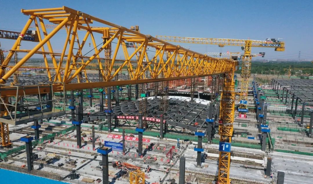 【行业资讯】雄安高铁站站房项目钢结构工程屋盖整体提升完成！