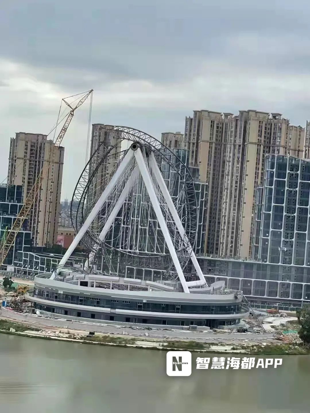 福州一在建的钢结构巨型摩天轮倒塌，目前伤亡情况不明