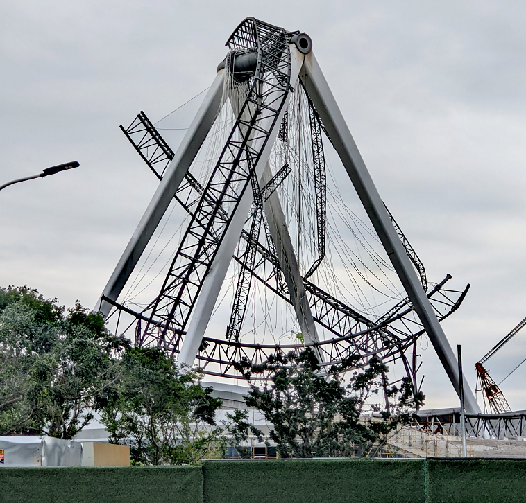 福州一在建的钢结构巨型摩天轮倒塌，目前伤亡情况不明