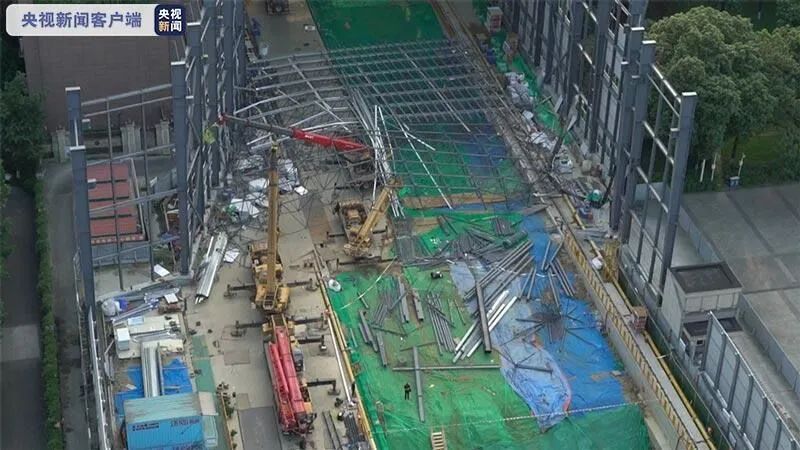 成都一地铁工地钢网架垮塌，已造成4人死亡，14人受伤救治，钢结构、网架安装工程属于危险性较大的分部分项工程，应加强管理