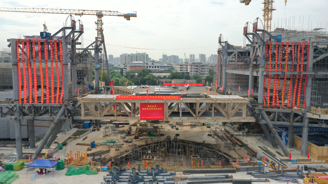 广州三馆合一项目中庭双层钢连廊“第一提”顺利完成