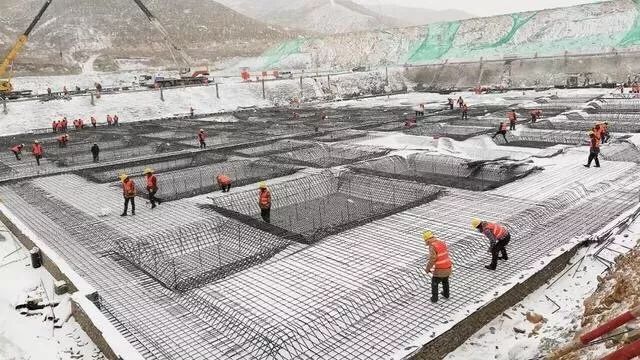国家跳台滑雪中心“雪如意”钢结构成功卸载，北京冬奥会张家口赛区76个场馆和基础设施项目将于今年内全部完工