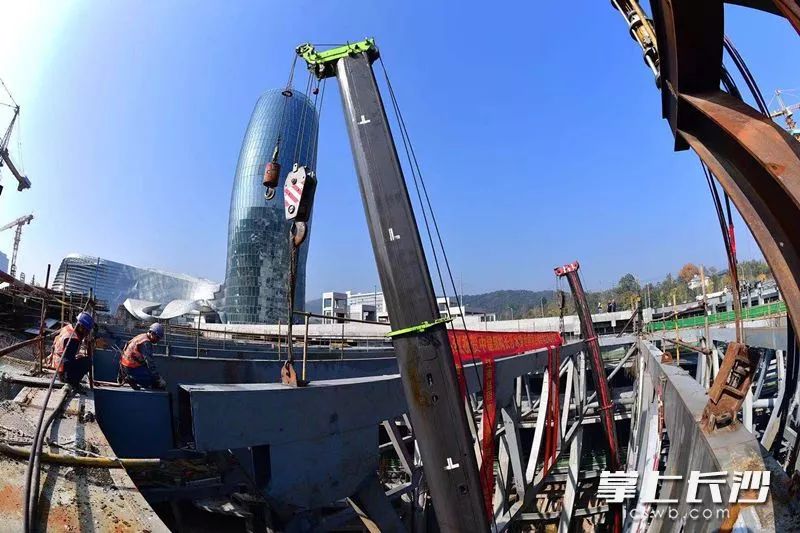 【行业资讯】湘江欢乐城冰雪世界主体钢构封顶