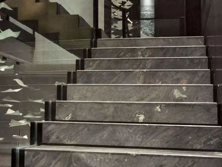 钢结构楼梯施工，大理石踏步怎么铺？