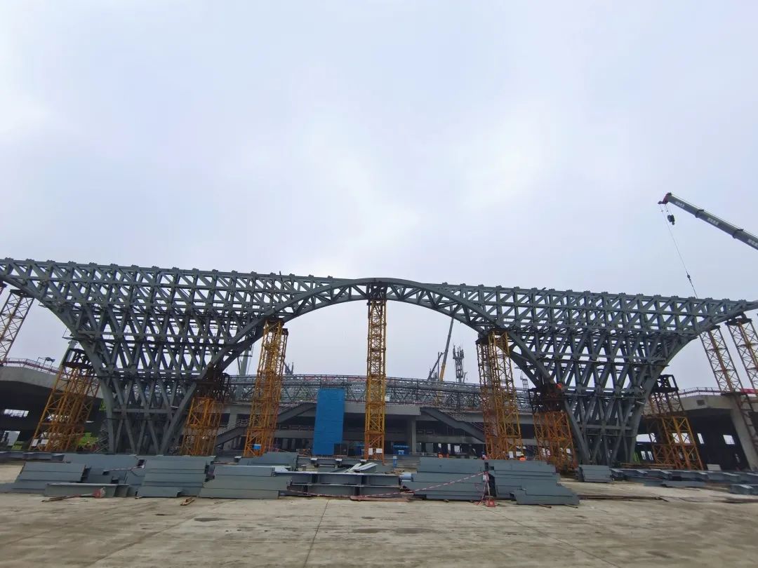 益阳南站主体钢结构全面封顶
