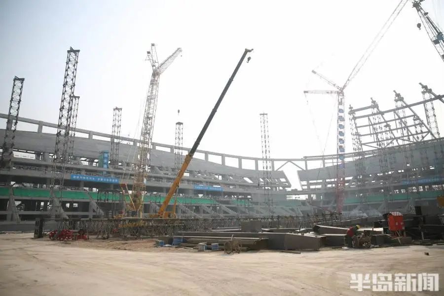 2023亚洲杯青春足球场外立面钢结构完成六成，“跃动海浪”初步展现