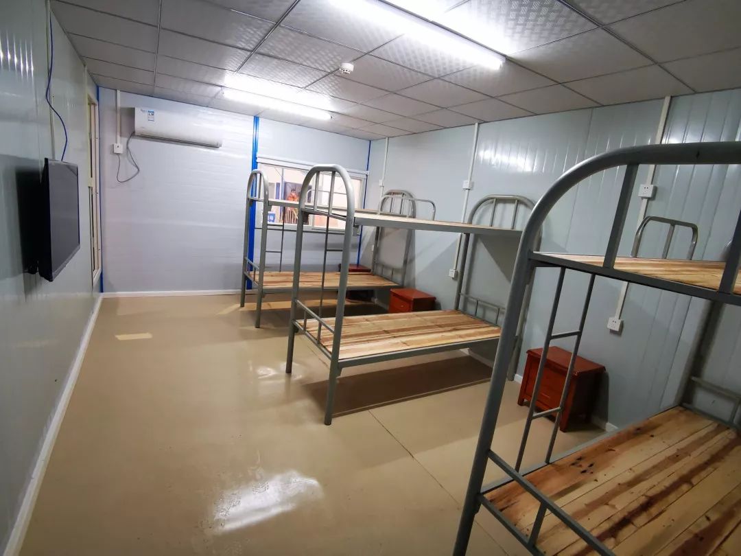 雷神山医院隔离病房区板房吊装即将完成（2月4日）
