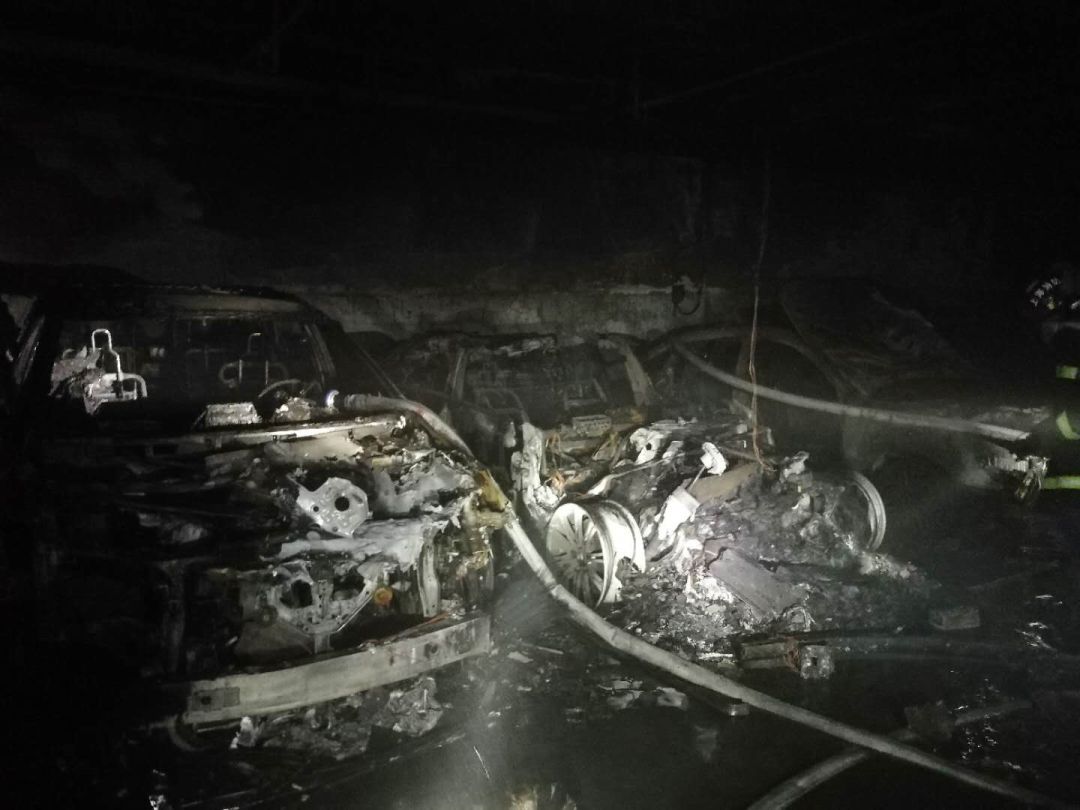 【行业资讯】特斯拉在车库爆燃，可怕视频刷屏！旁边两车遭殃，居民紧急疏散
