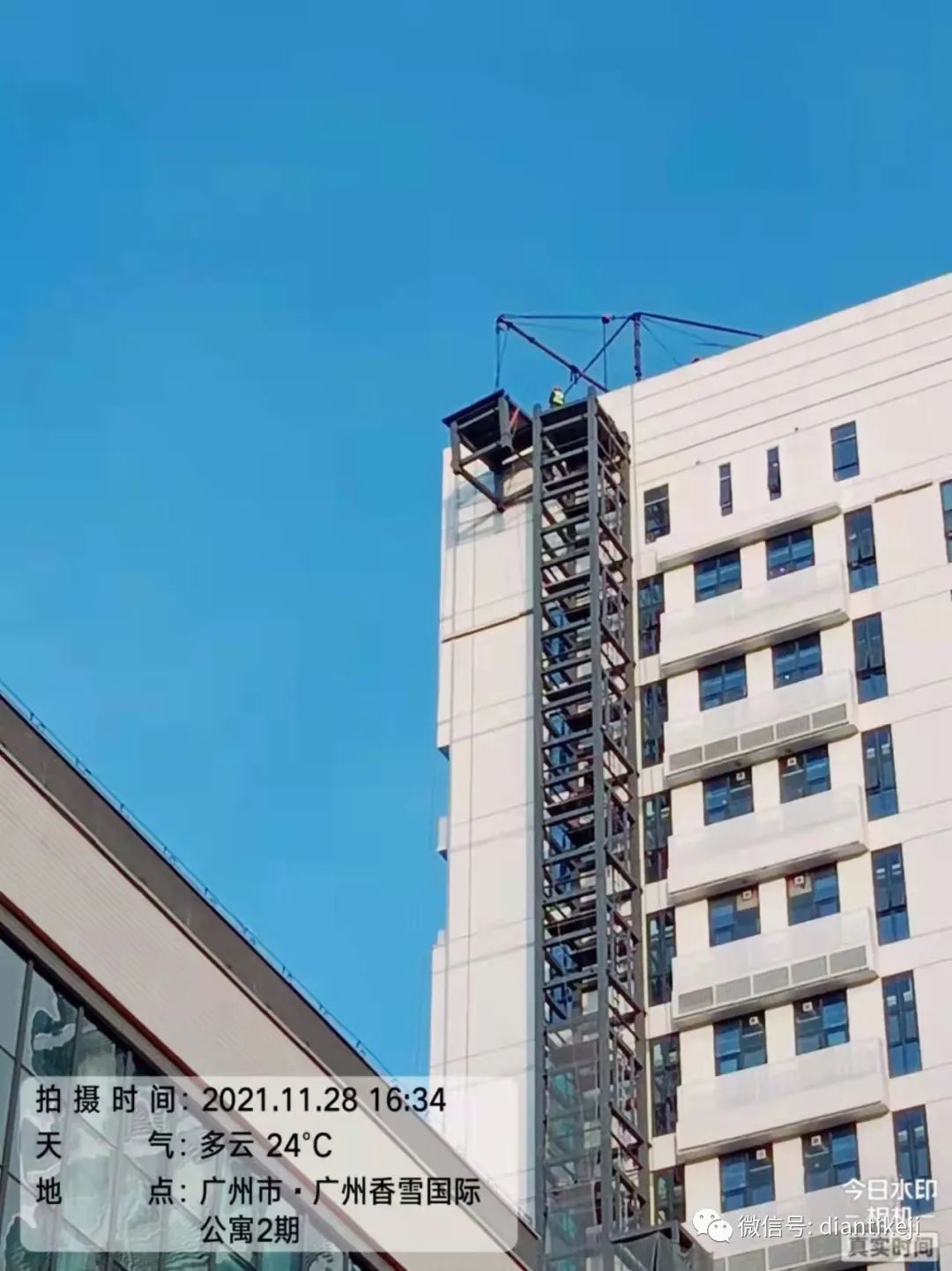 21层80多米高的外挂钢结构电梯成功封顶了，刷新室外改建加装电梯高度记录