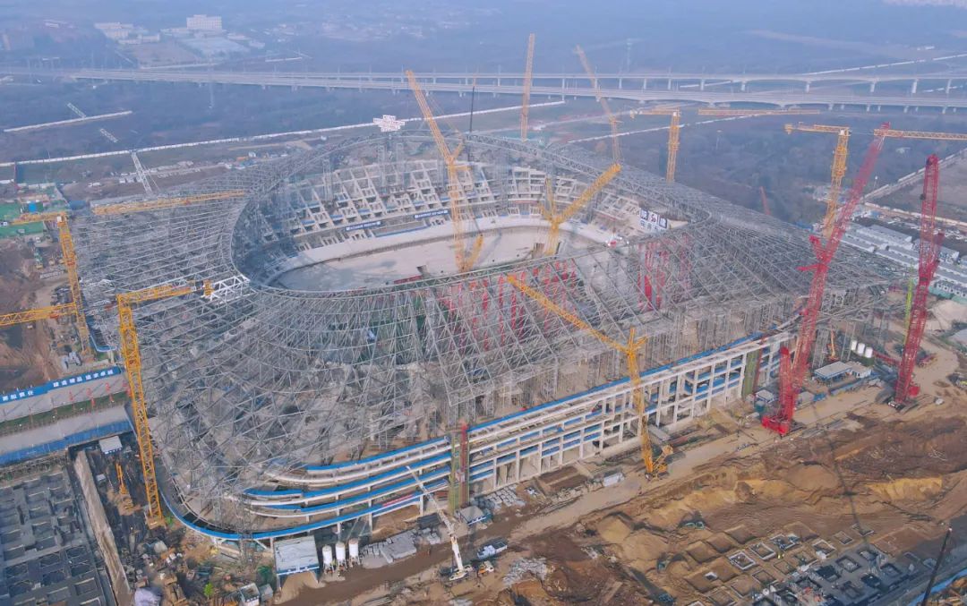 7600吨，西安国际足球中心屋盖钢结构吊装完成