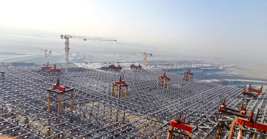 新疆最大的单体建筑施工项目--乌鲁木齐机场T4航站楼“钢屋盖”整体提升