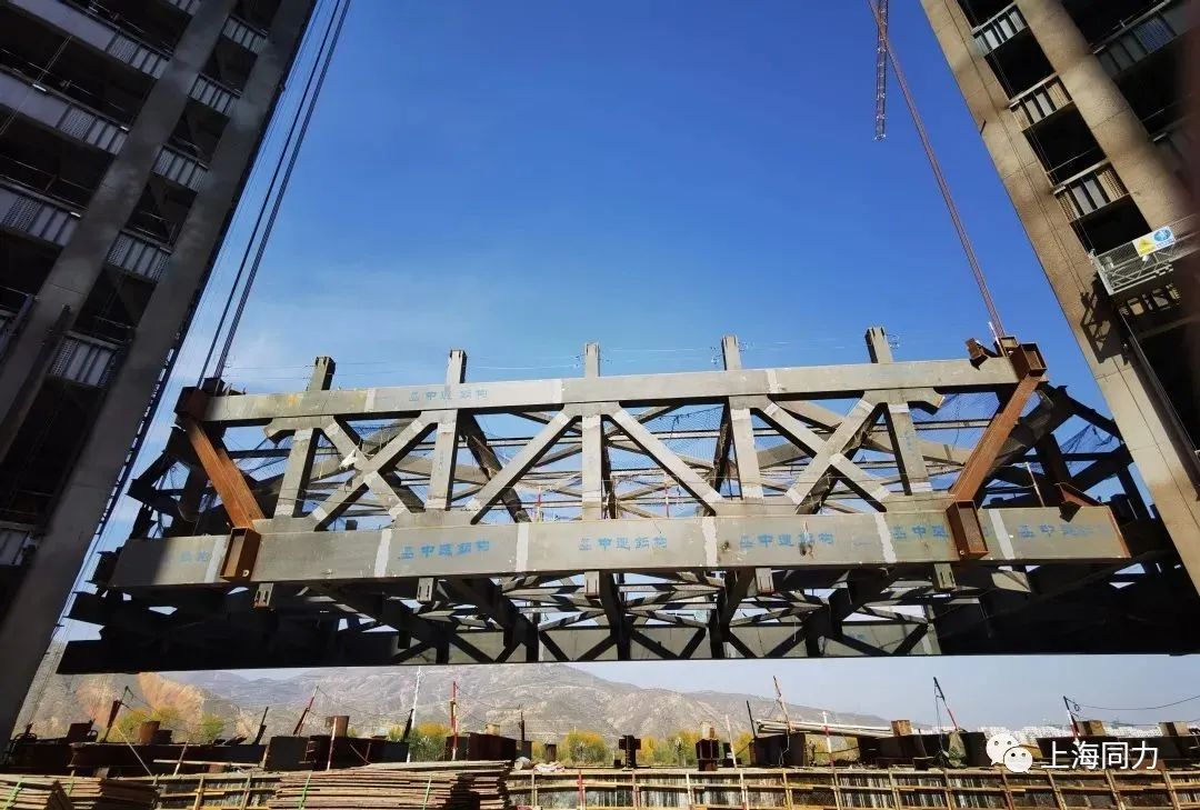 青海国际会展中心酒店钢结构工程双连廊同步提升就位
