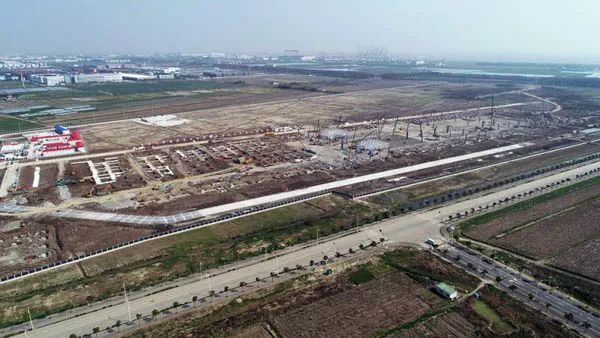【行业资讯】探访上海特斯拉超级工厂，屋面钢网架施工，预计年底前投产