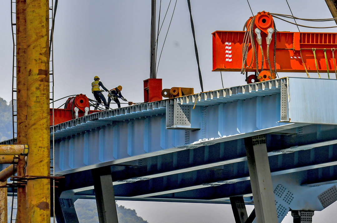 国内最大跨度公轨两用悬索桥--重庆郭家沱长江大桥钢桁梁成功合龙，预计今年底通车！