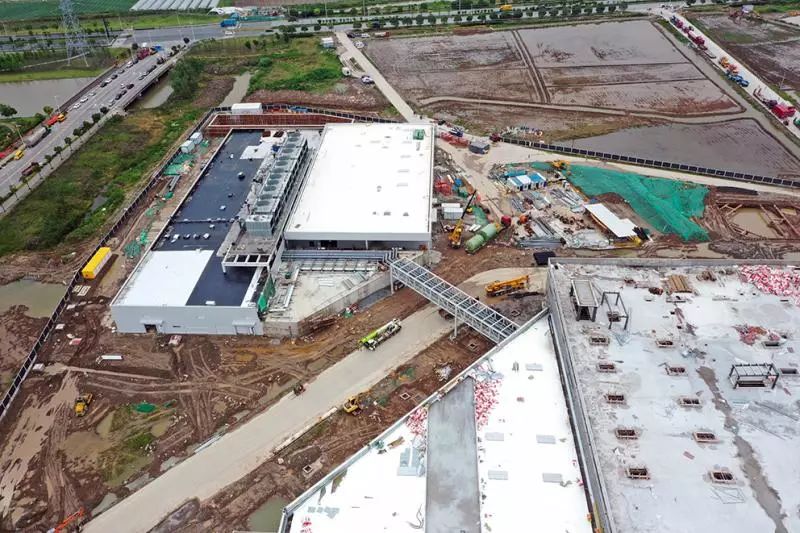 【行业资讯】上海特斯拉超级工厂建设速度惊人，厂房结构基本完工！（航拍视频）