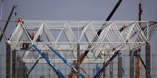 【行业资讯】探访上海特斯拉超级工厂，屋面钢网架施工，预计年底前投产
