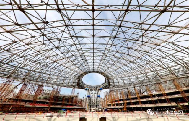 【钢构资讯】北京新机场主航站楼钢网架展建设新奇迹！25个标准足球场大小，柱间距200米！