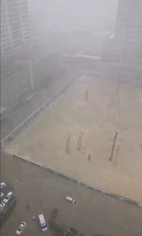 暴雨中的郑州工地，连吊车都能被淹，可想而知水是有多深？