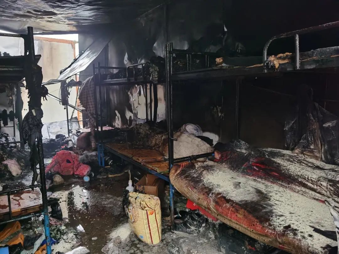 江苏一工地板房火灾致7死4伤，应禁止采用可燃的聚苯乙烯泡沫夹芯板