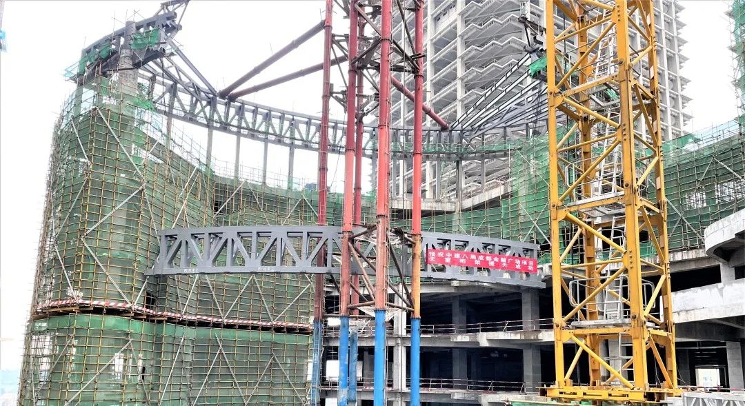 弧形钢桁架提升63.3米，成都市城南新地标取得重大进展