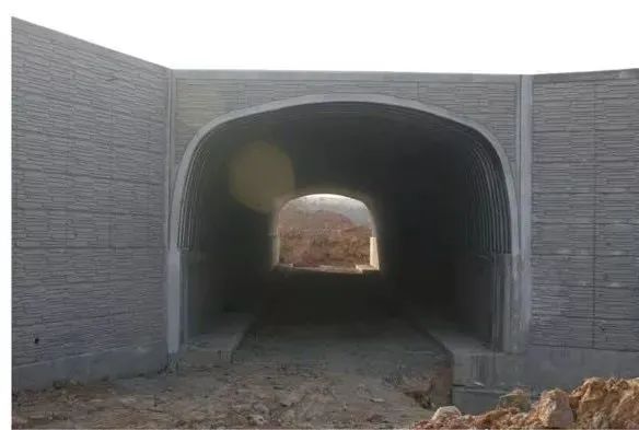 薄壁钢结构的市政隧道，大跨径拱形波纹钢结构工程案例