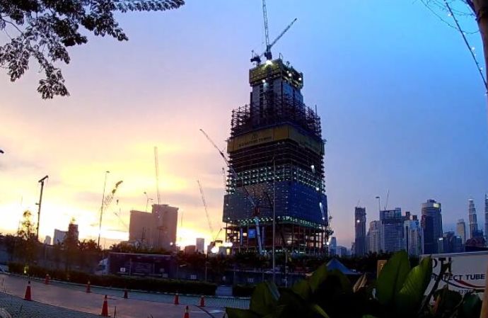 三天一层，2.5万吨用钢量！中建八局首次在海外建起了世界最高楼！