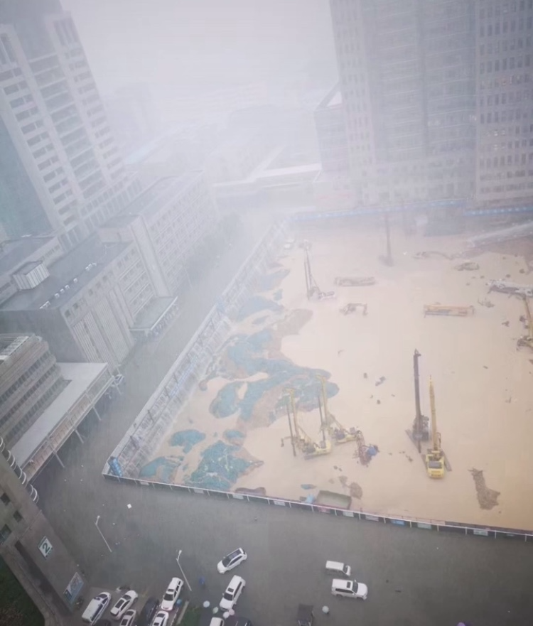 暴雨中的郑州工地，连吊车都能被淹，可想而知水是有多深？