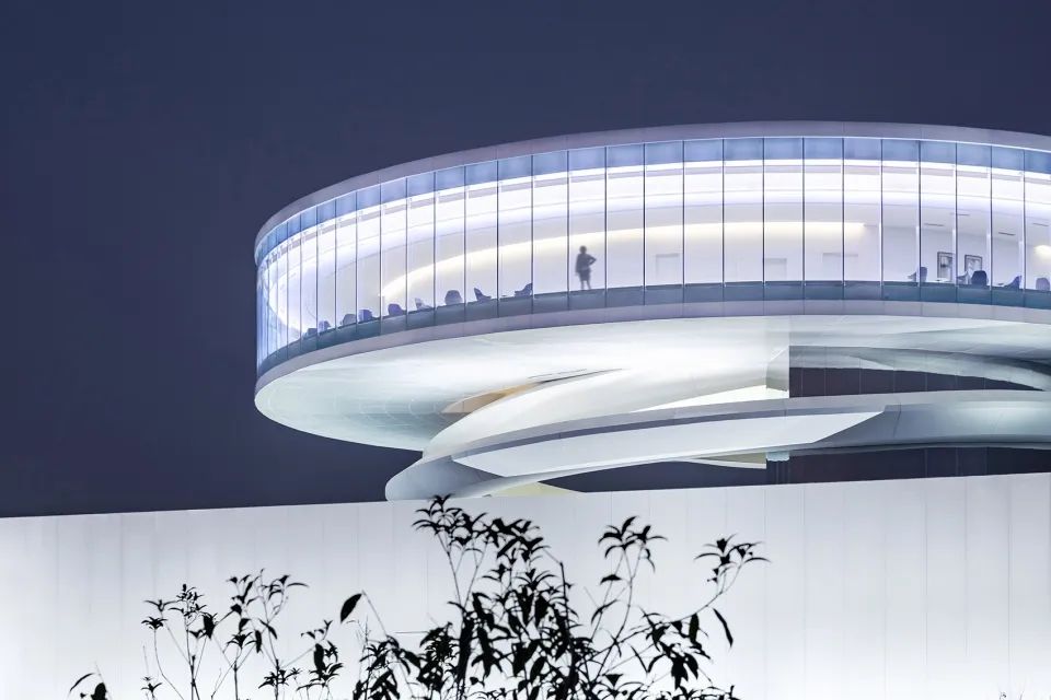 【案例赏析】“空降建筑”的科幻景观 — 智慧网谷小镇展示中心