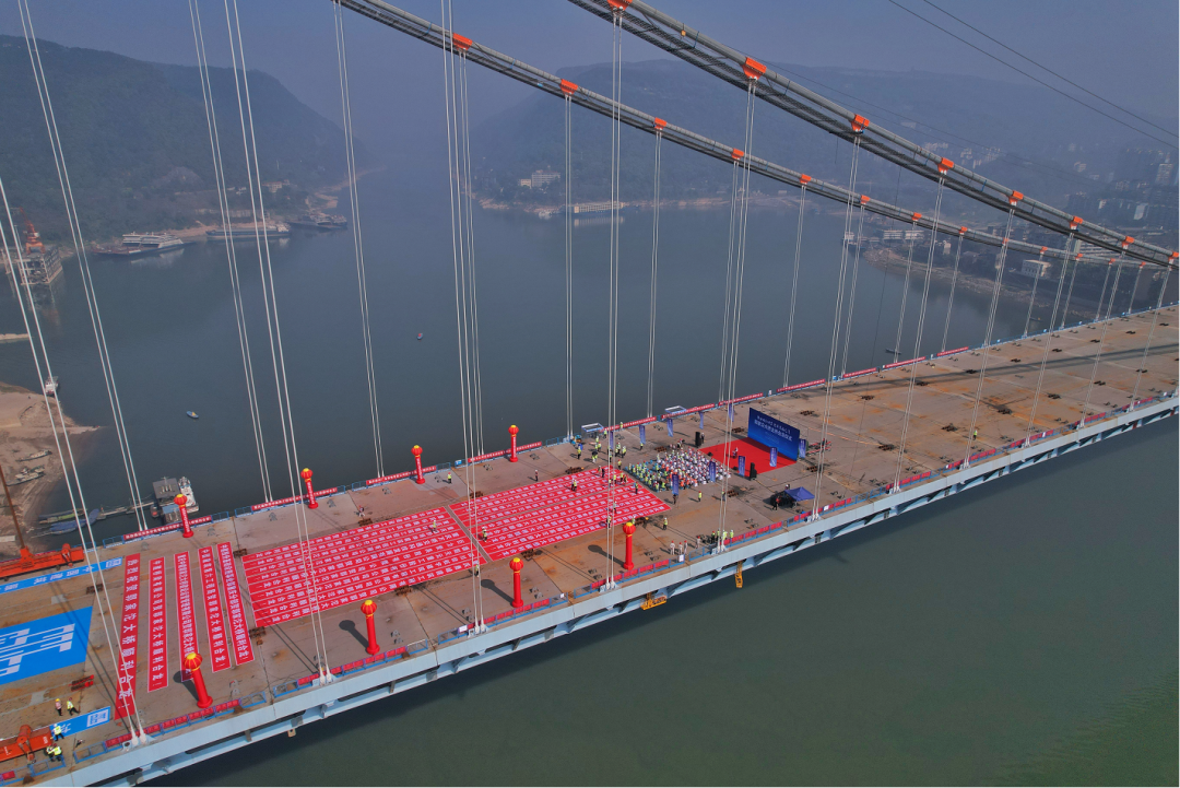 国内最大跨度公轨两用悬索桥--重庆郭家沱长江大桥钢桁梁成功合龙，预计今年底通车！