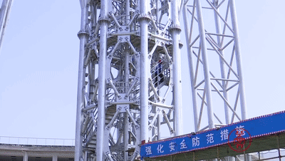 荆州“小蛮腰”顺利封顶，高度200m，用钢量约1100吨