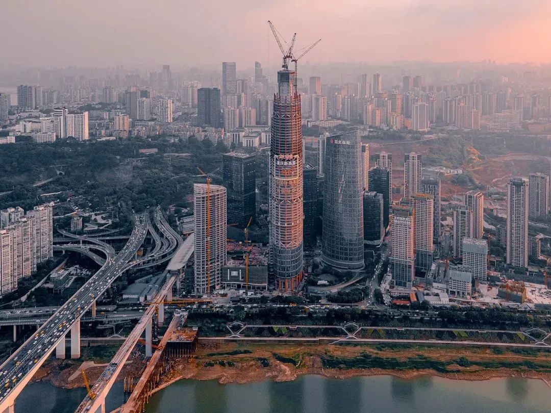 “渝”跃天际！重庆在建第一高楼成功突破378米!