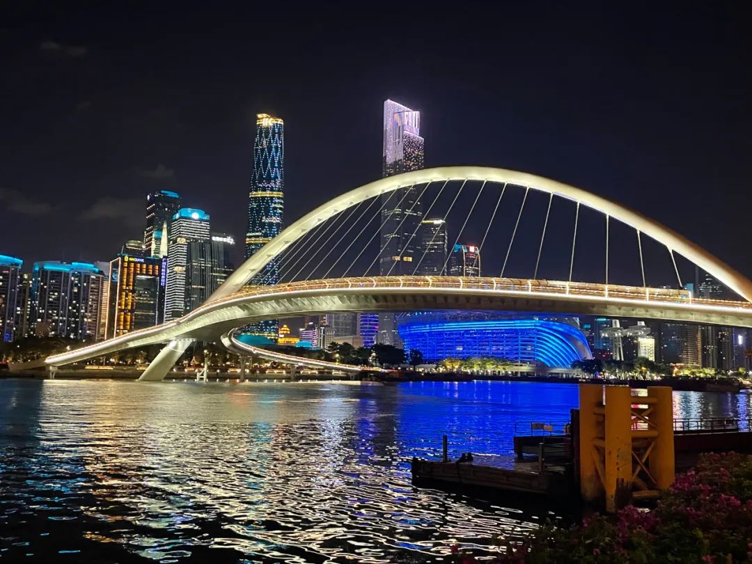 广州首座珠江两岸人行桥亮灯了，主拱拱跨198米