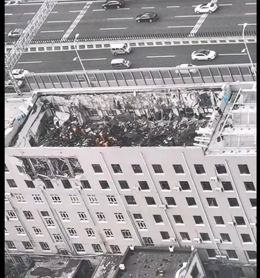 技术分析：哈尔滨一办公楼顶层坍塌，已致2死7伤，仍有2人被困
