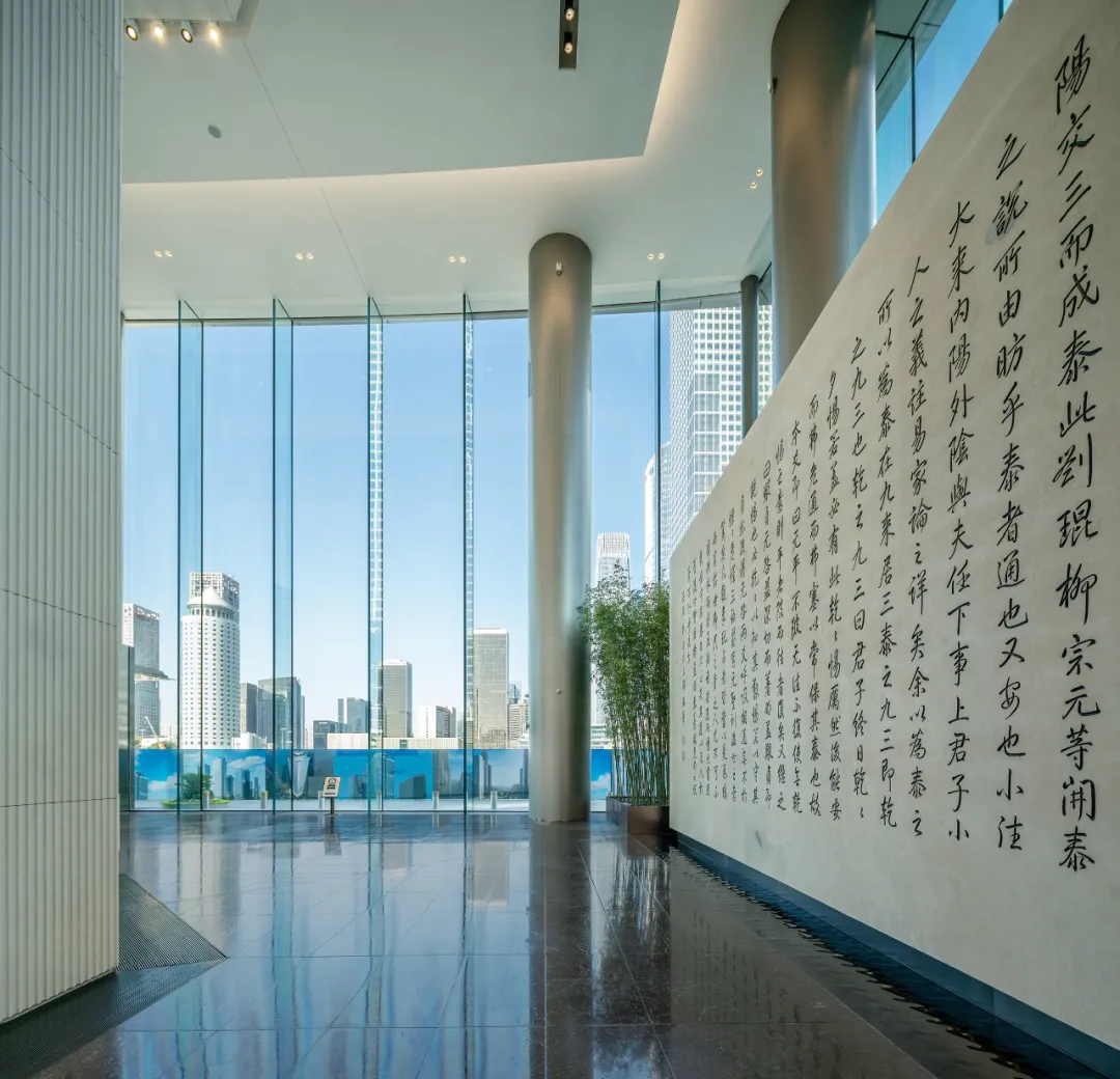 单块高17米，北京泰康大厦巨型玻璃幕墙创世界之最，建筑形如“玉琮”