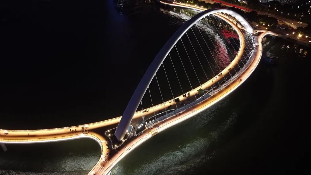 广州首座珠江两岸人行桥亮灯了，主拱拱跨198米