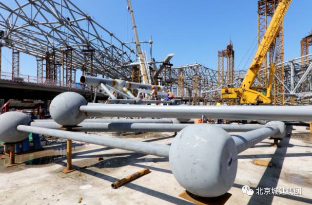 【钢构资讯】北京新机场主航站楼钢网架展建设新奇迹！25个标准足球场大小，柱间距200米！
