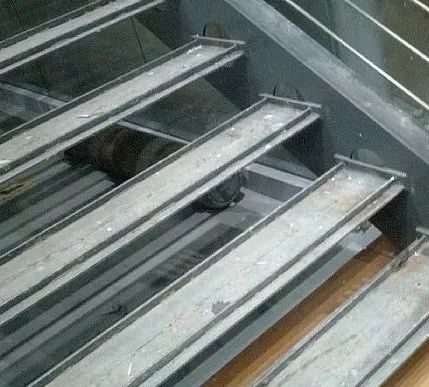 钢结构楼梯施工，大理石踏步怎么铺？