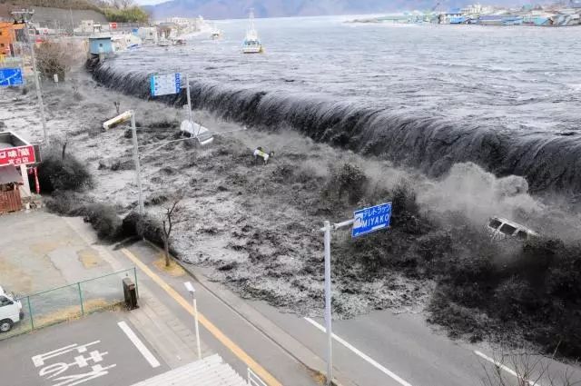 311东日本大地震10周年，40,1米高的海啸，1.8万人遇难，福岛核电站爆炸，近期核电站厂房还有再次发生爆炸的可能