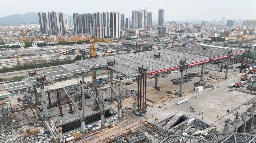 2000吨“骨架”升空，广州白云站一期工程屋盖钢结构完工