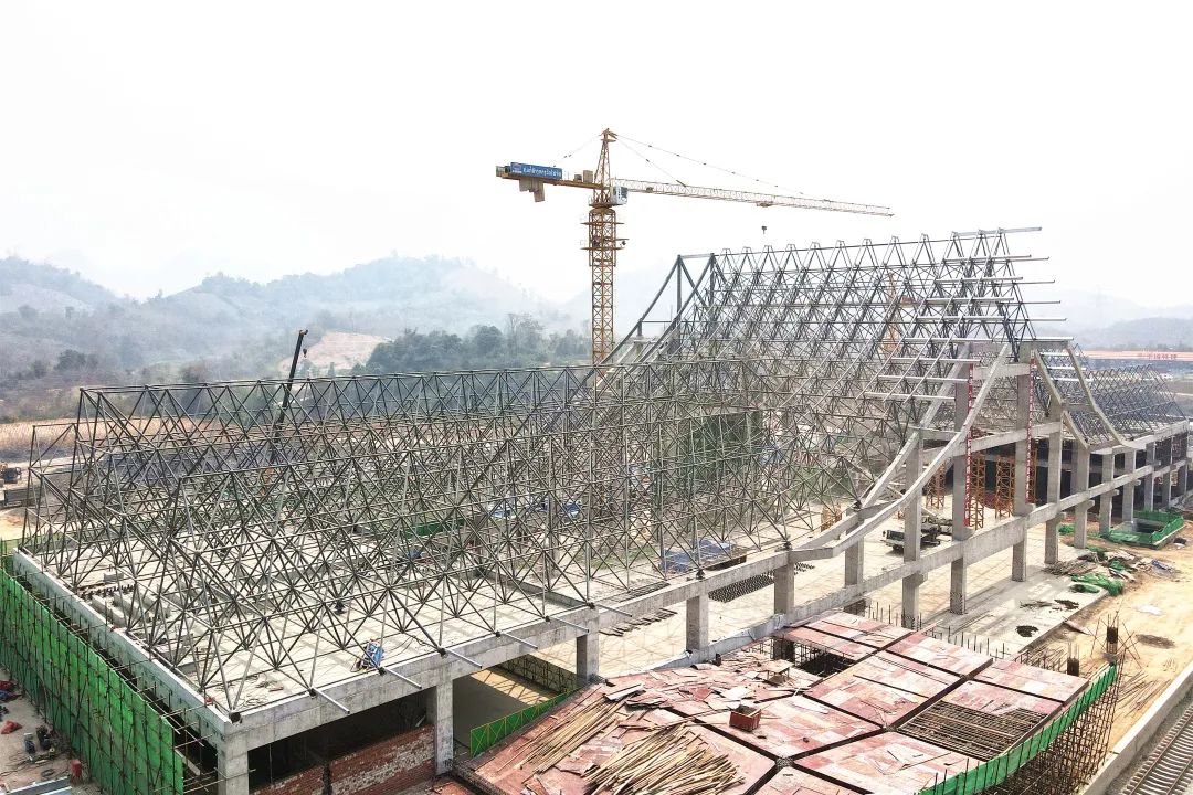中老铁路琅勃拉邦站钢结构网架拼装完成，一带一路走出国门，中国铁路延伸到东南亚