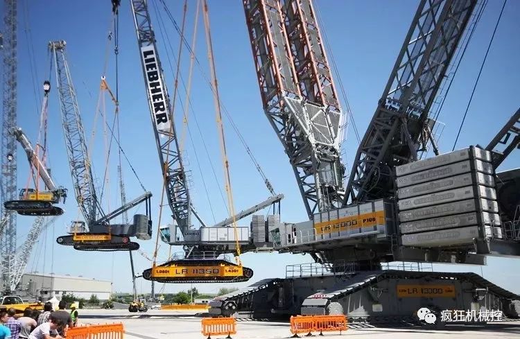 世界最高履带式起重机，可吊起3000吨重物，主臂长248米！