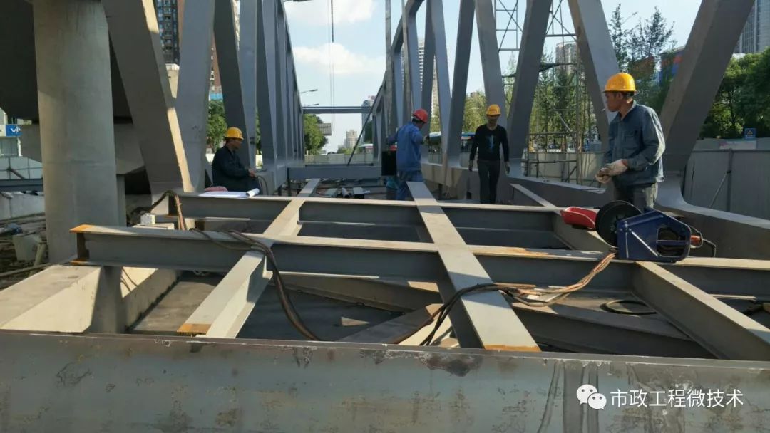 【钢构知识】钢桁架人行天桥是如何建成的！