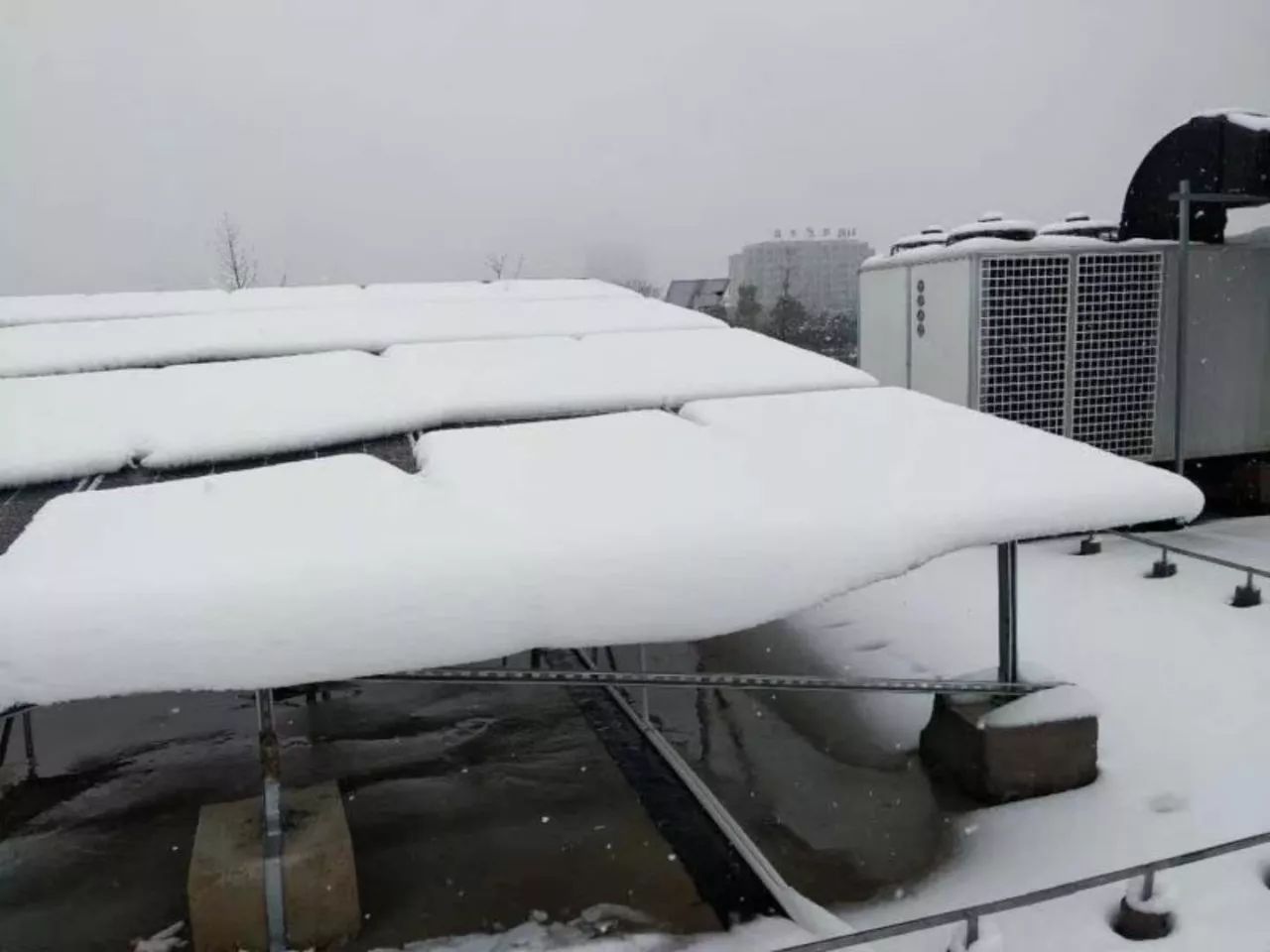 【行业资讯】大雪来了，您家的电站还好吗？某光伏厂房被压塌！