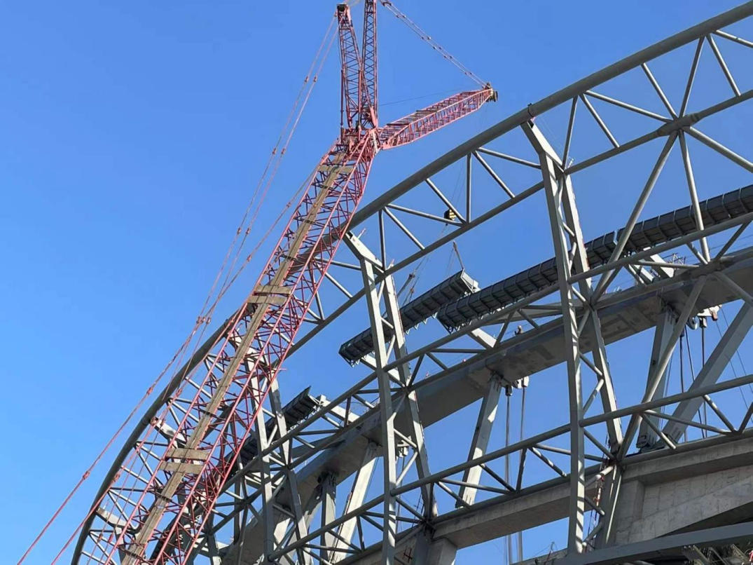 大连梭鱼湾足球场钢结构主体顺利封顶