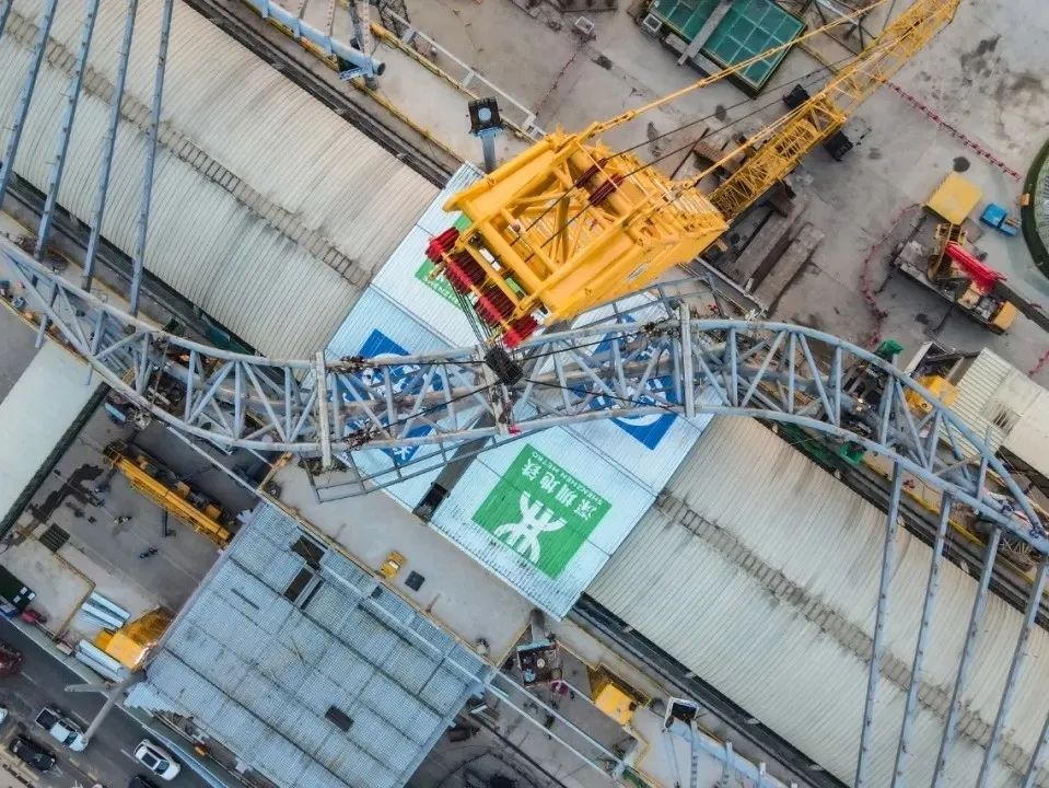 深圳大运枢纽屋盖钢结构主桁梁成功吊装合龙