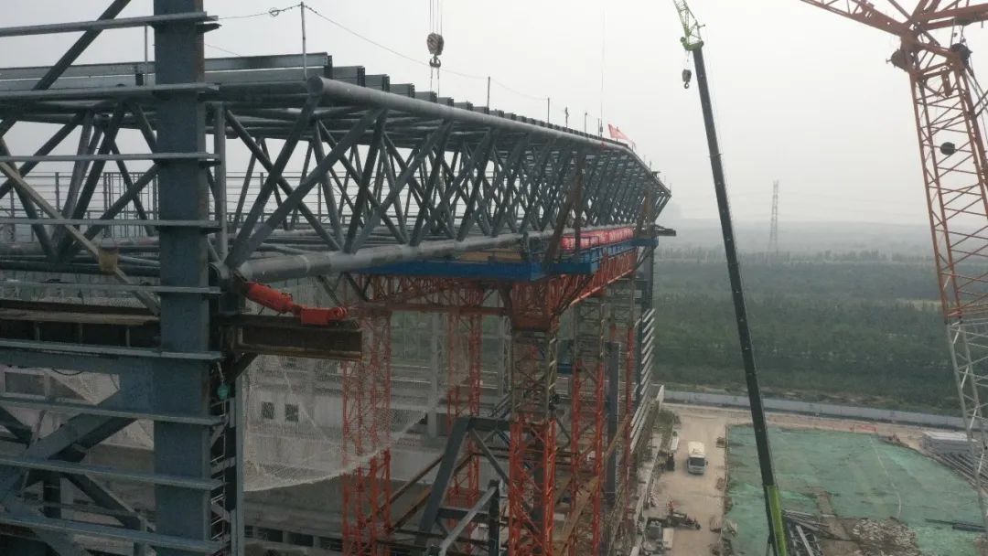 世界最大、功能最强的大型地震工程模拟研究设施项目钢结构封顶
