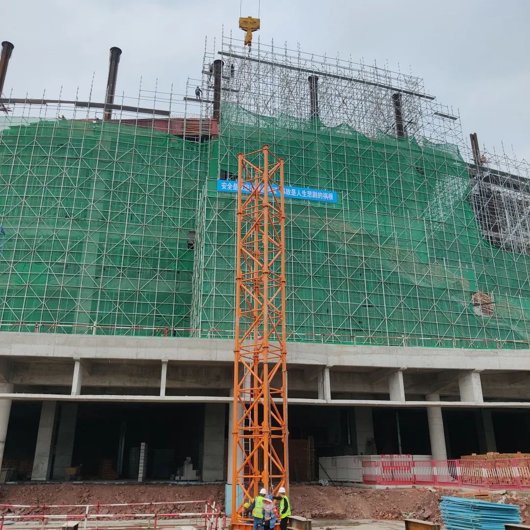 龙兴足球场项目钢结构封顶，钢结构总重量1.3万吨