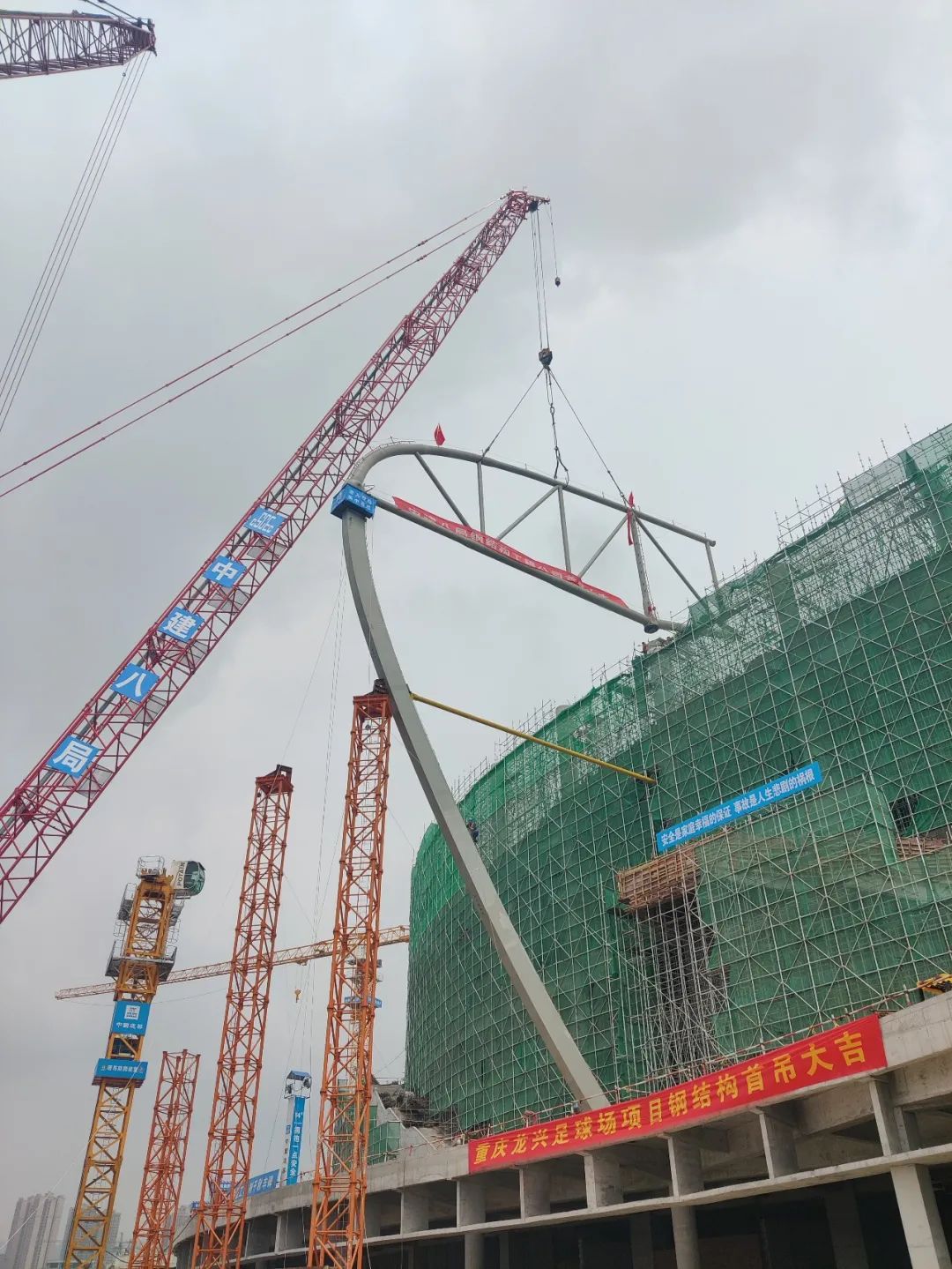 龙兴足球场项目钢结构封顶，钢结构总重量1.3万吨